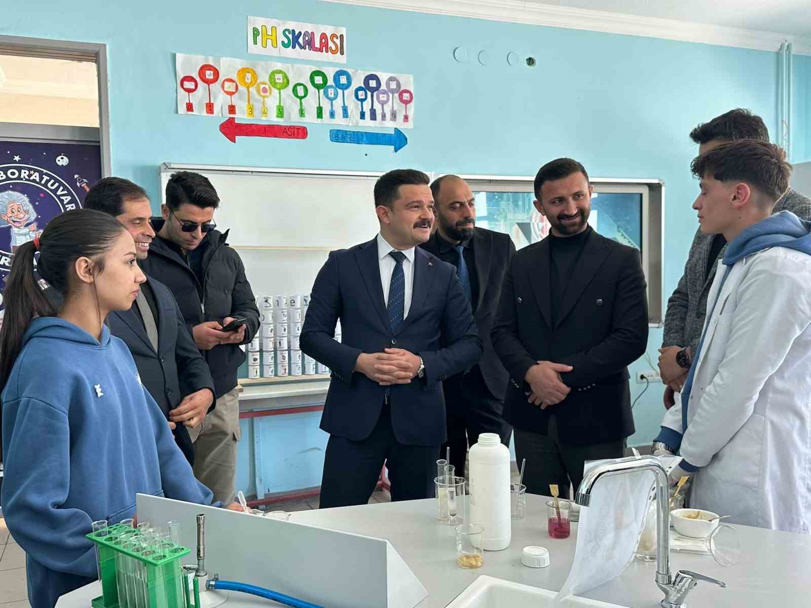 Karayazı Anadolu Lisesi’nde açılan bilim sergisi yoğun ilgi gördü