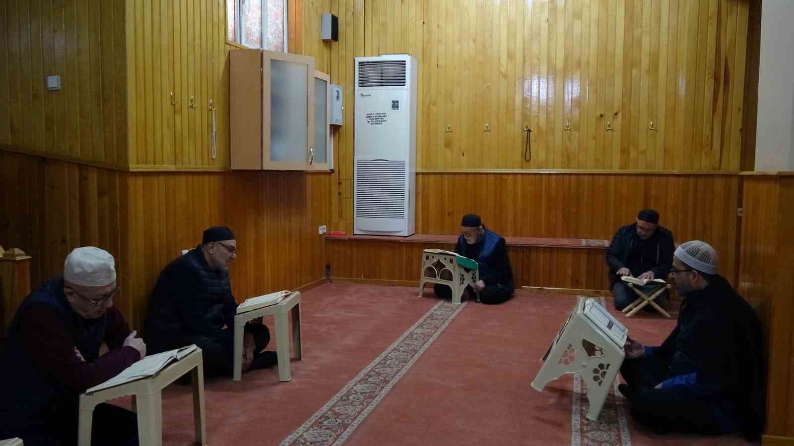 İtikafa girenler Ramazan’ın son günlerini ibadetle geçiriyor