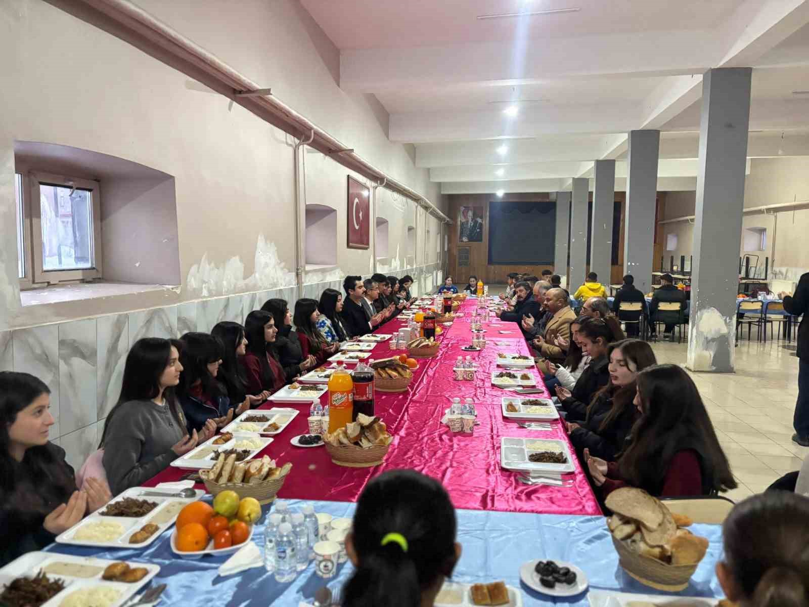 Kaymakam Tutal, öğrencilerle iftarda buluştu