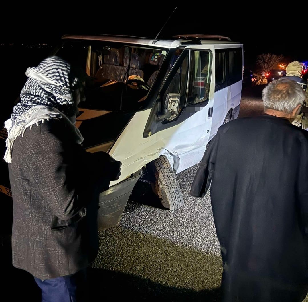 Diyarbakır’da minibüs ile otomobil çarpıştı: 1 yaralı