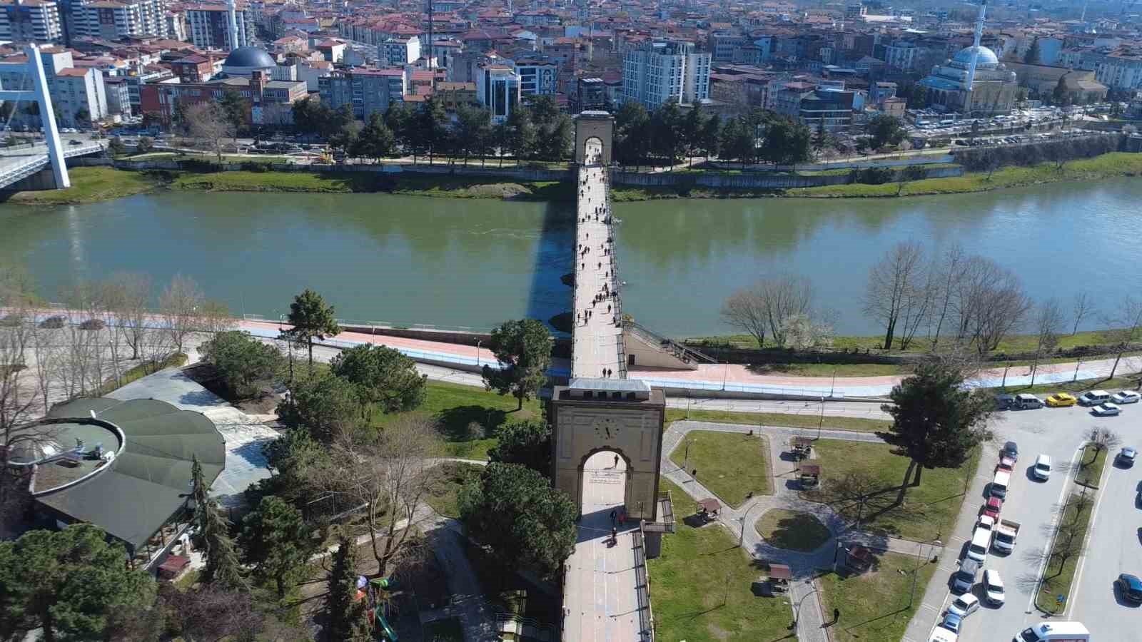 Çarşamba’da bahar: Vatandaşlar sokağa akın etti