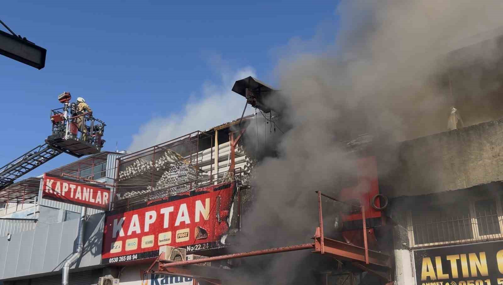 Zeytinburnu’nda sanayide çıkan yangın havadan görüntülendi