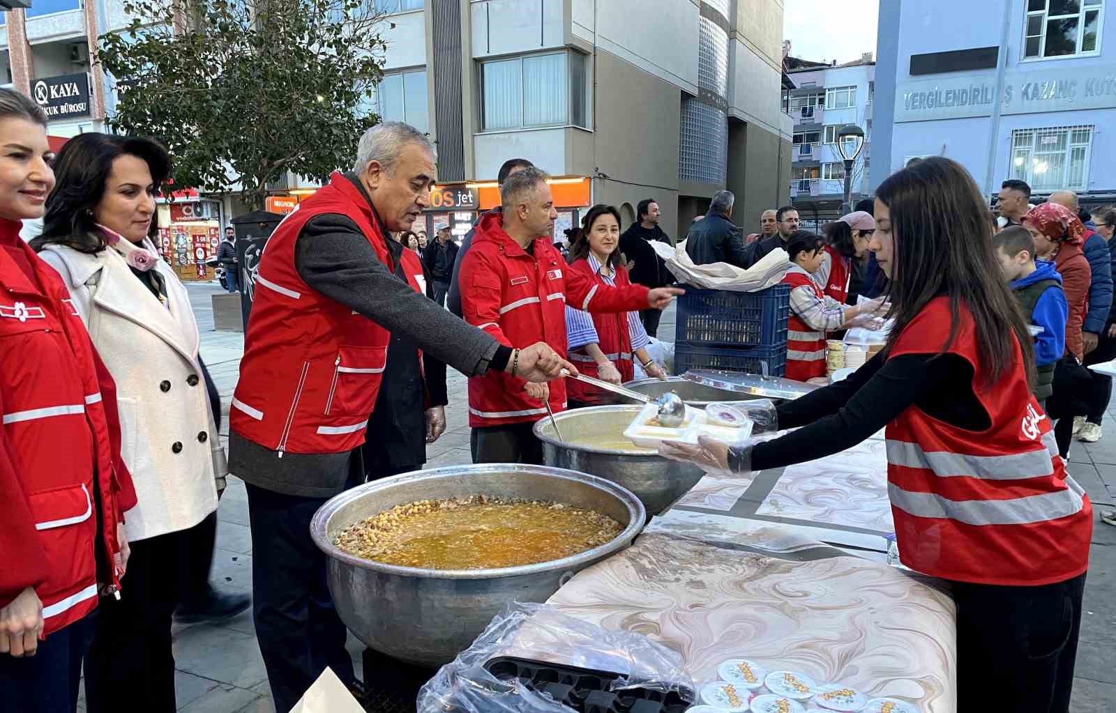 Kızılay’ın iftar çadırı Alaşehir’de dayanışmanın simgesi oldu