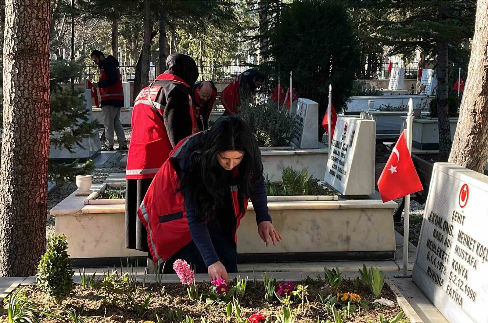 Şehitliklerde temizlik ve bakım çalışmaları başlatıldı