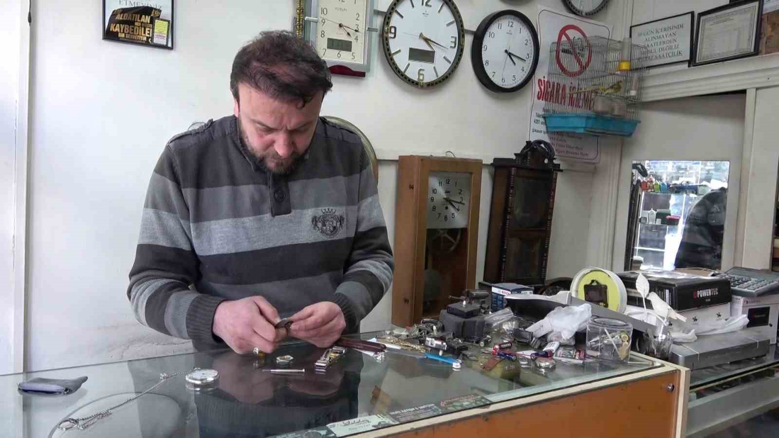 Saatleri 04.17’ye ayarlayan esnafın deprem hatırası