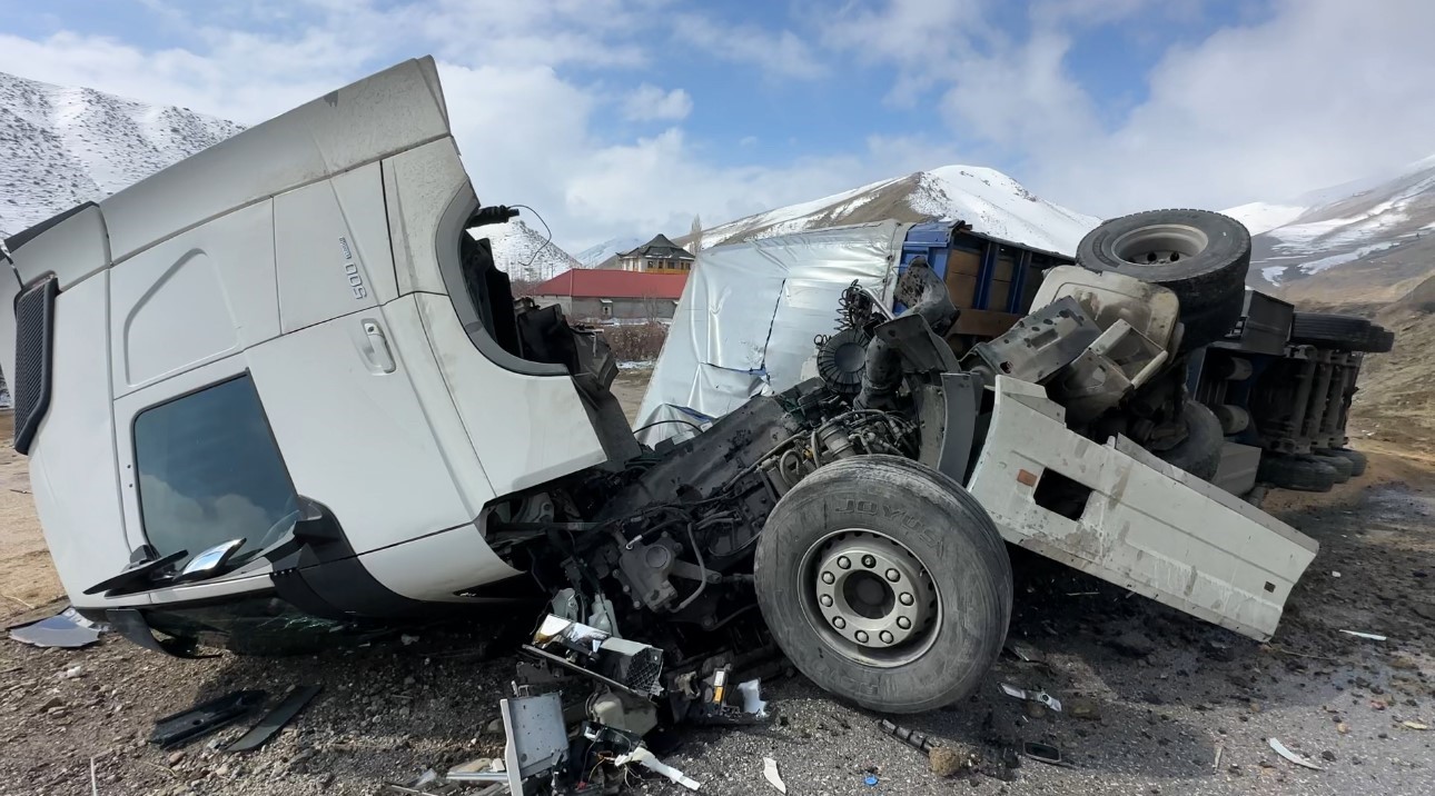Yüksekova’da İran plakalı tır devrildi: 1 yaralı