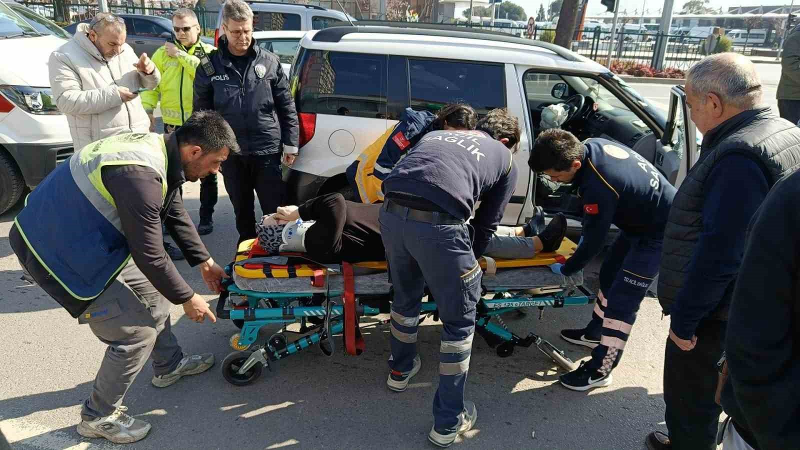 Refüje çarpan otomobil yan yattı: 1 yaralı