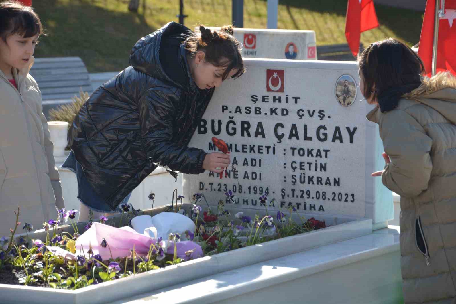 El ele verip şehitlikte temizlik yaptılar