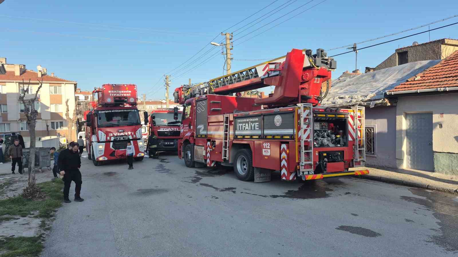 Eskişehir’de yangın paniği: Mahalleli sokağa döküldü