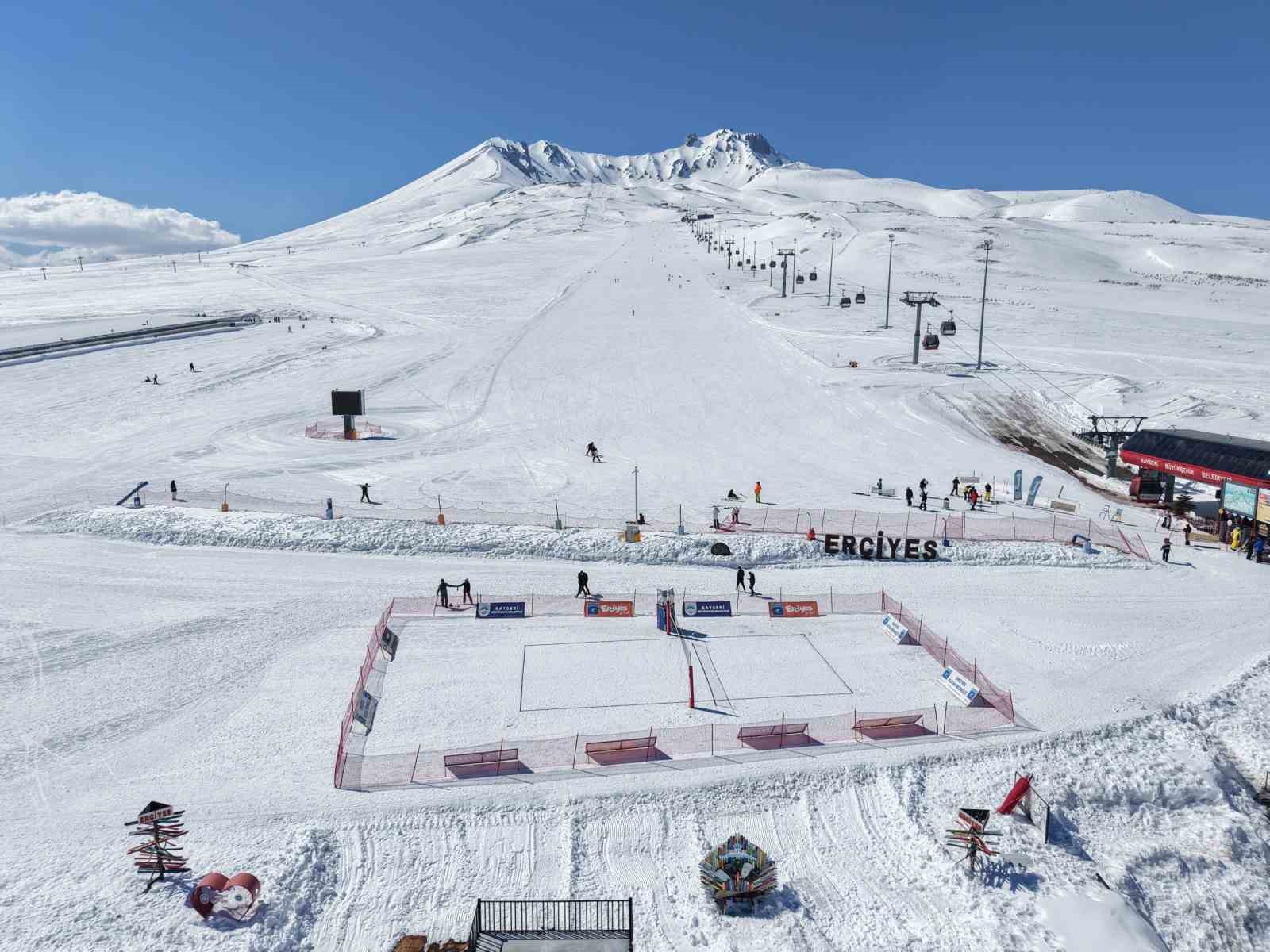 Erciyes’te kar voleybolu heyecanı başlıyor