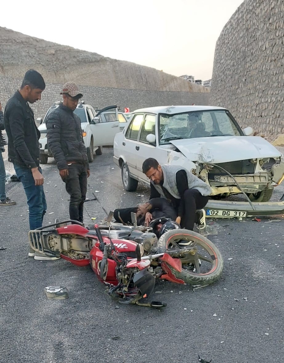 Otomobil ile motosiklet kafa kafaya çarpıştı: 1 yaralı