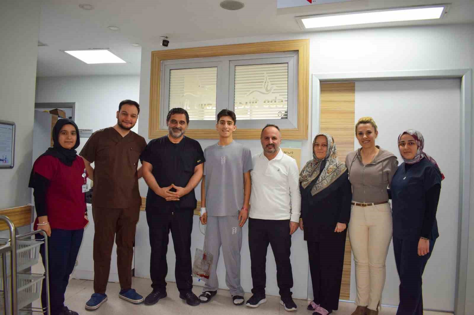 Genç futbolcuya hayat kurtaran müdahale