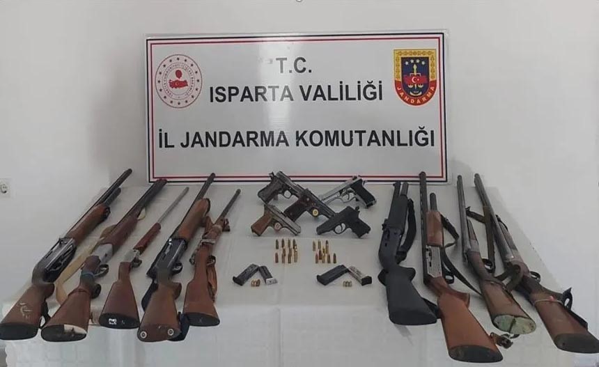 Eğirdir’de ruhsatsız silah operasyonu: 5 şüpheli gözaltına alındı