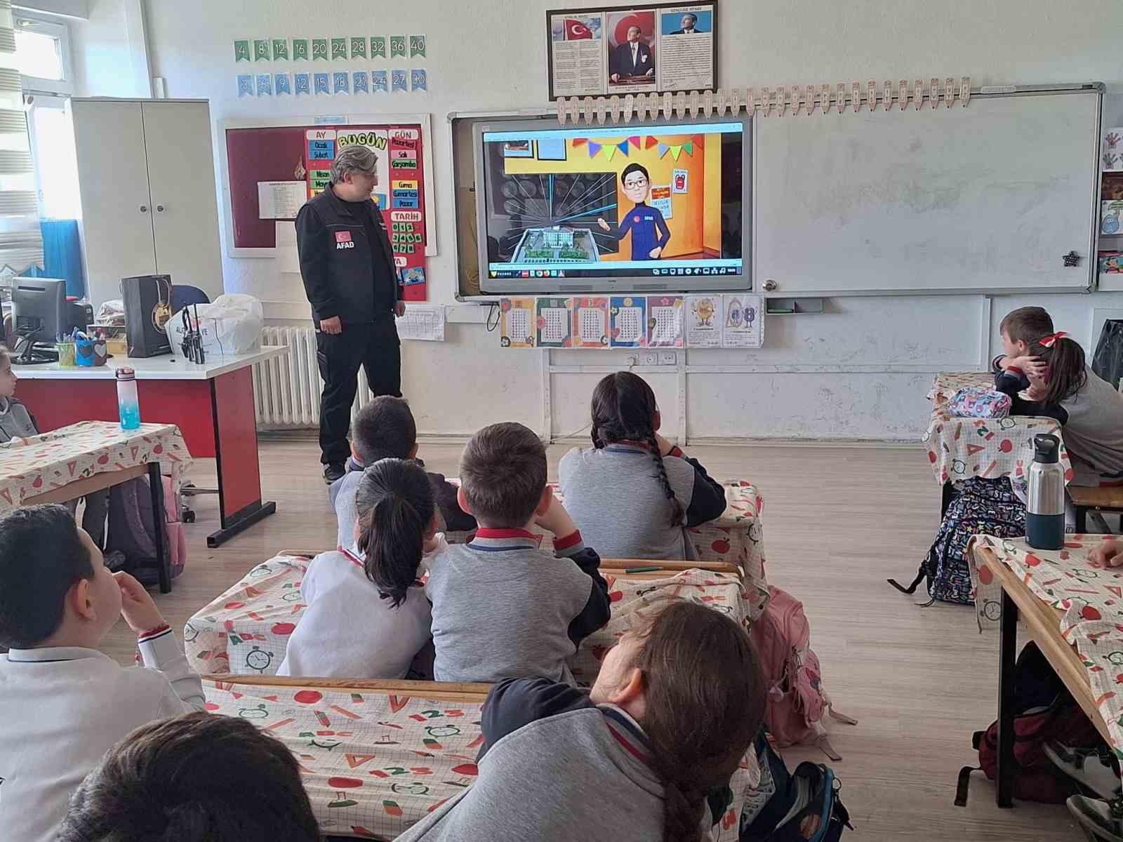 Minik öğrenciler afetlere karşı bilinçleniyor