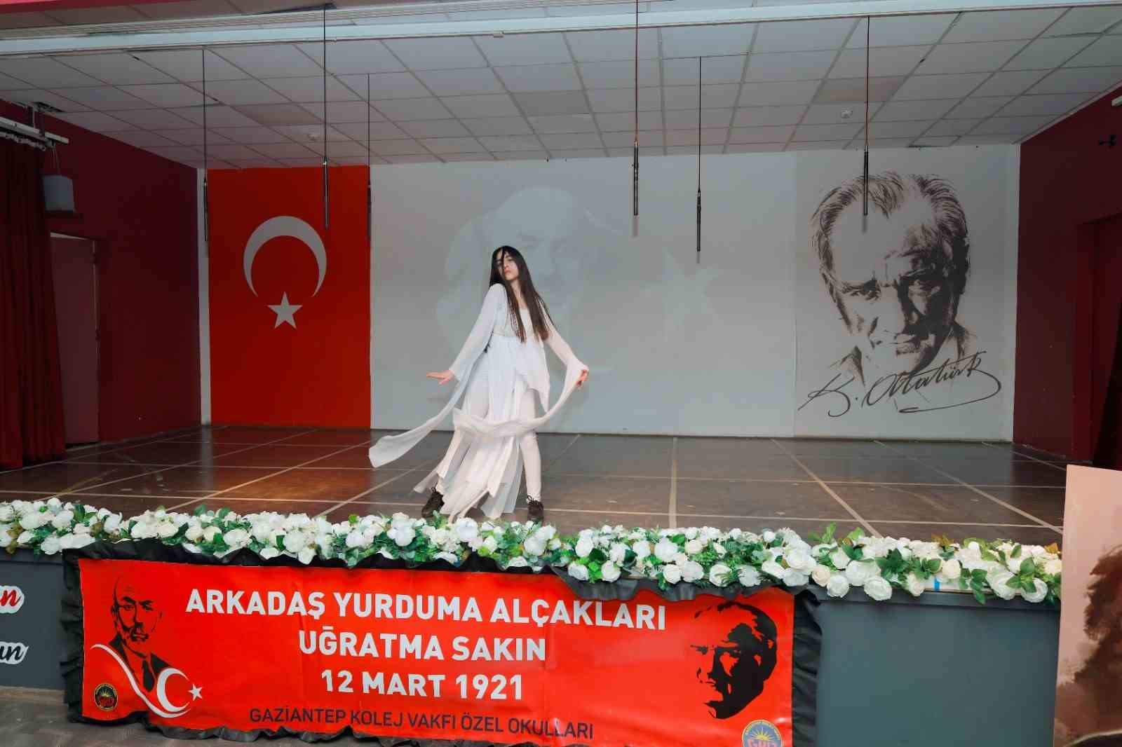 Gaziantep Kolej Vakfı Özel Okulları öğrencileri bayrak alkışı