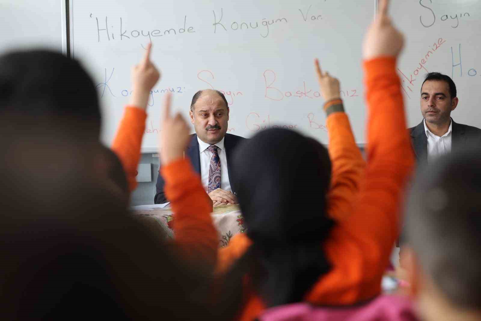 Öğrencilere kendi hikayesini anlattı