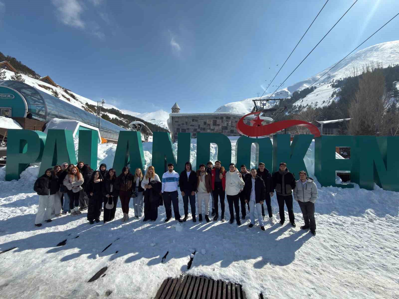 Üniversiteli gençler Erzurum’u gezdi