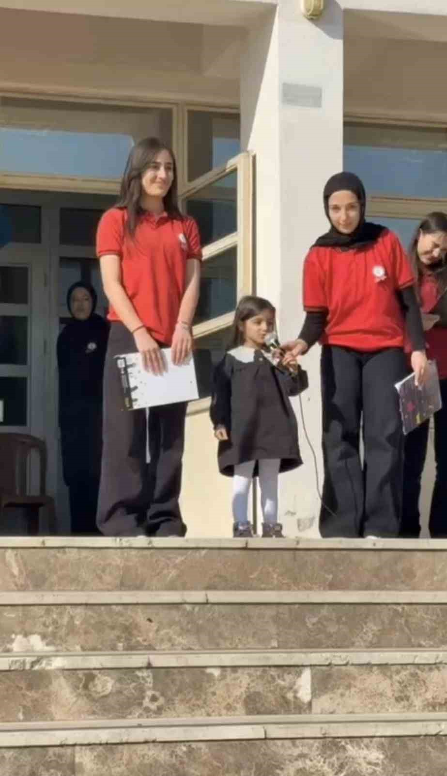 Diyarbakır’da 4 yaşındaki kız, İstiklal Marşı’nı ezbere okudu