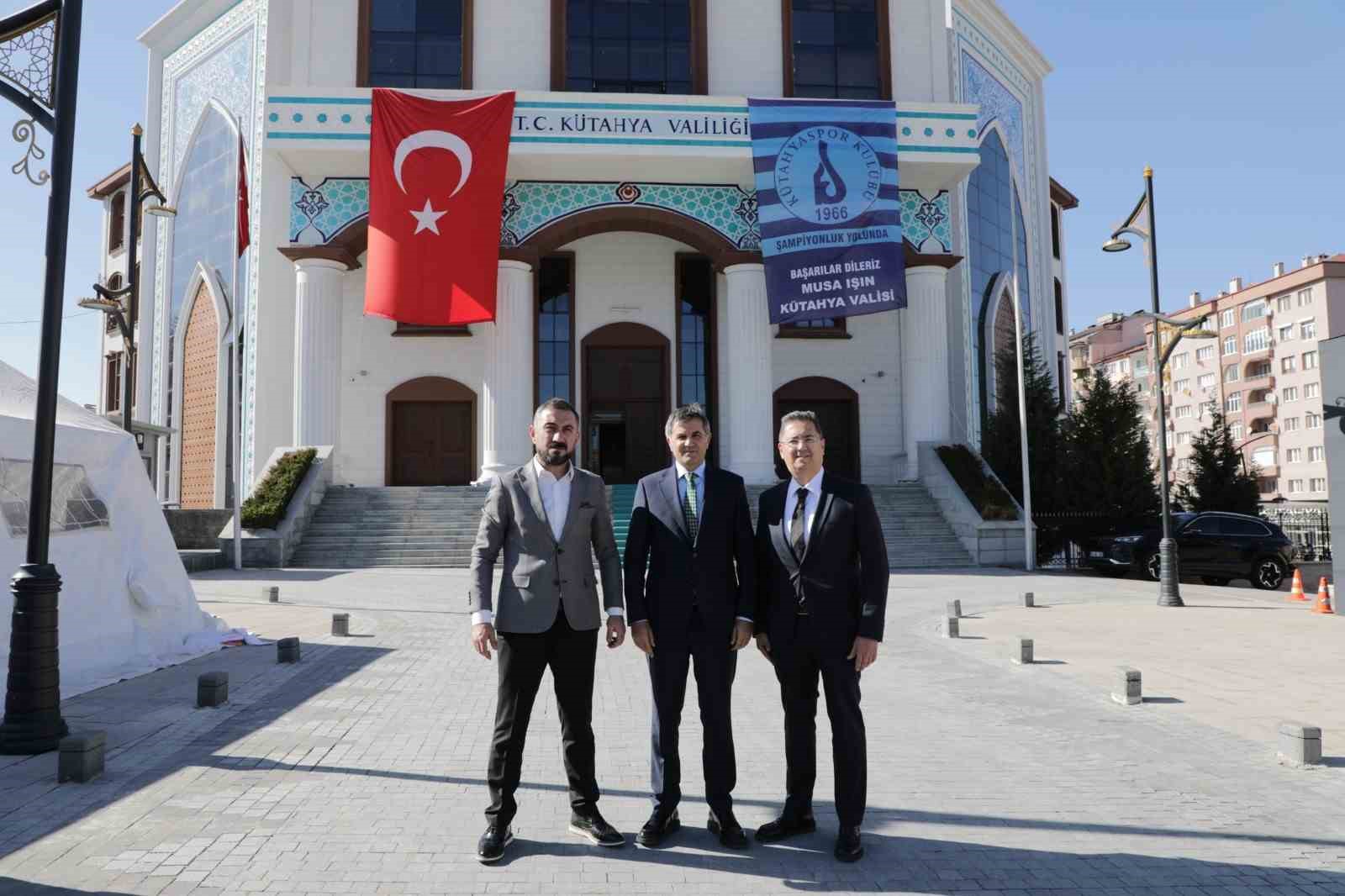 Kütahyaspor’un "43 bin bayrak" projesine ilk destek Vali Işın’dan