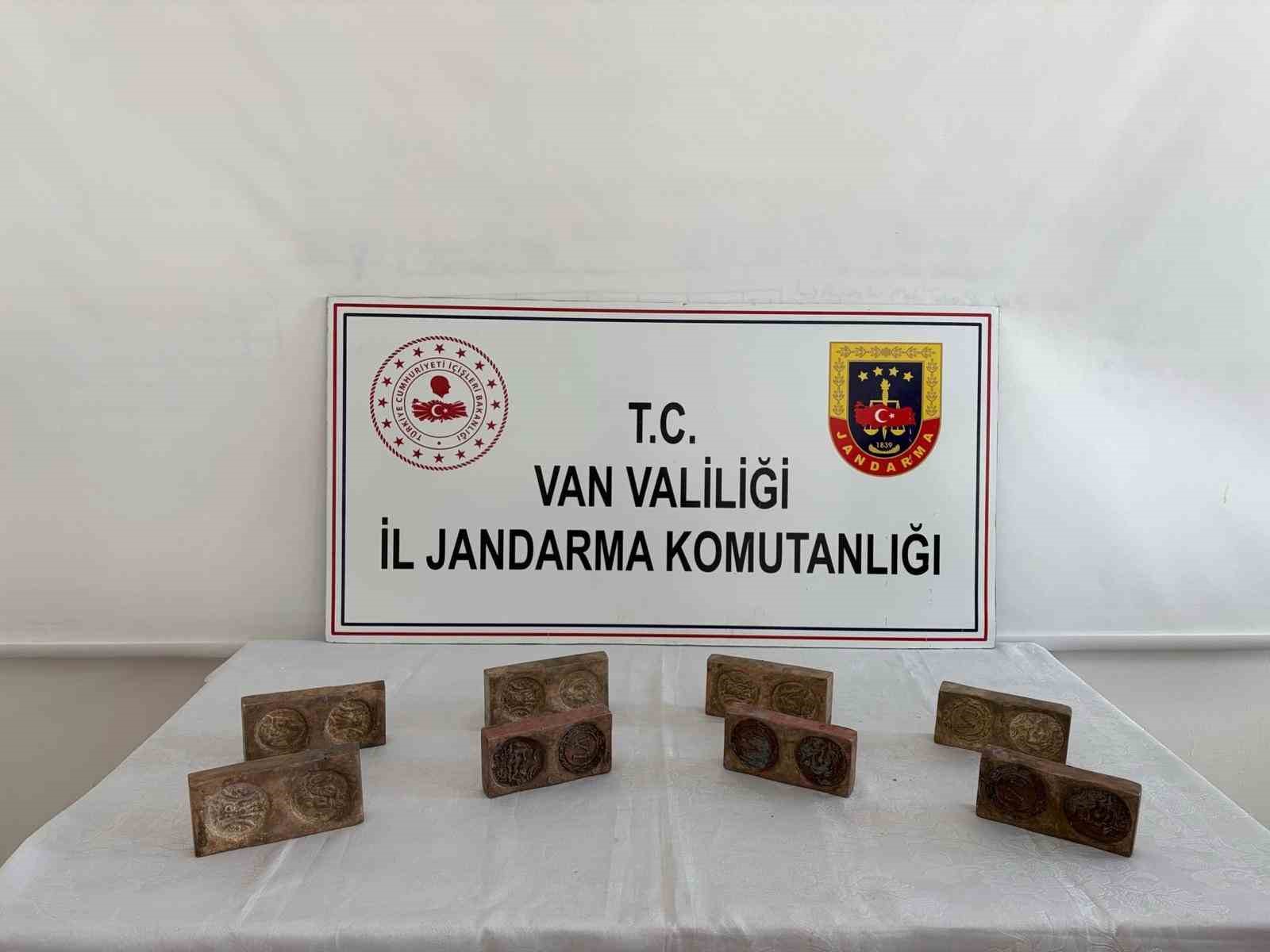 Van’da altın hammaddeli tarihi eser operasyonu: 3,5 milyon liralık eser ele geçirildi