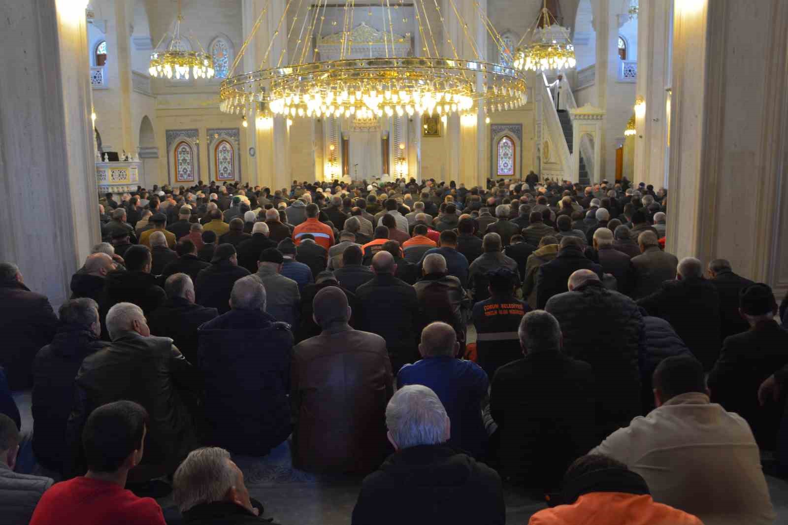 Çorum’da Ramazan ayının son cuma namazında vatandaşlar camilere akın etti