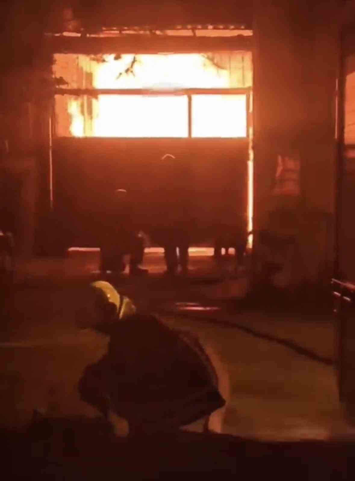 Adana’da mobilya atölyesinde yangın çıktı