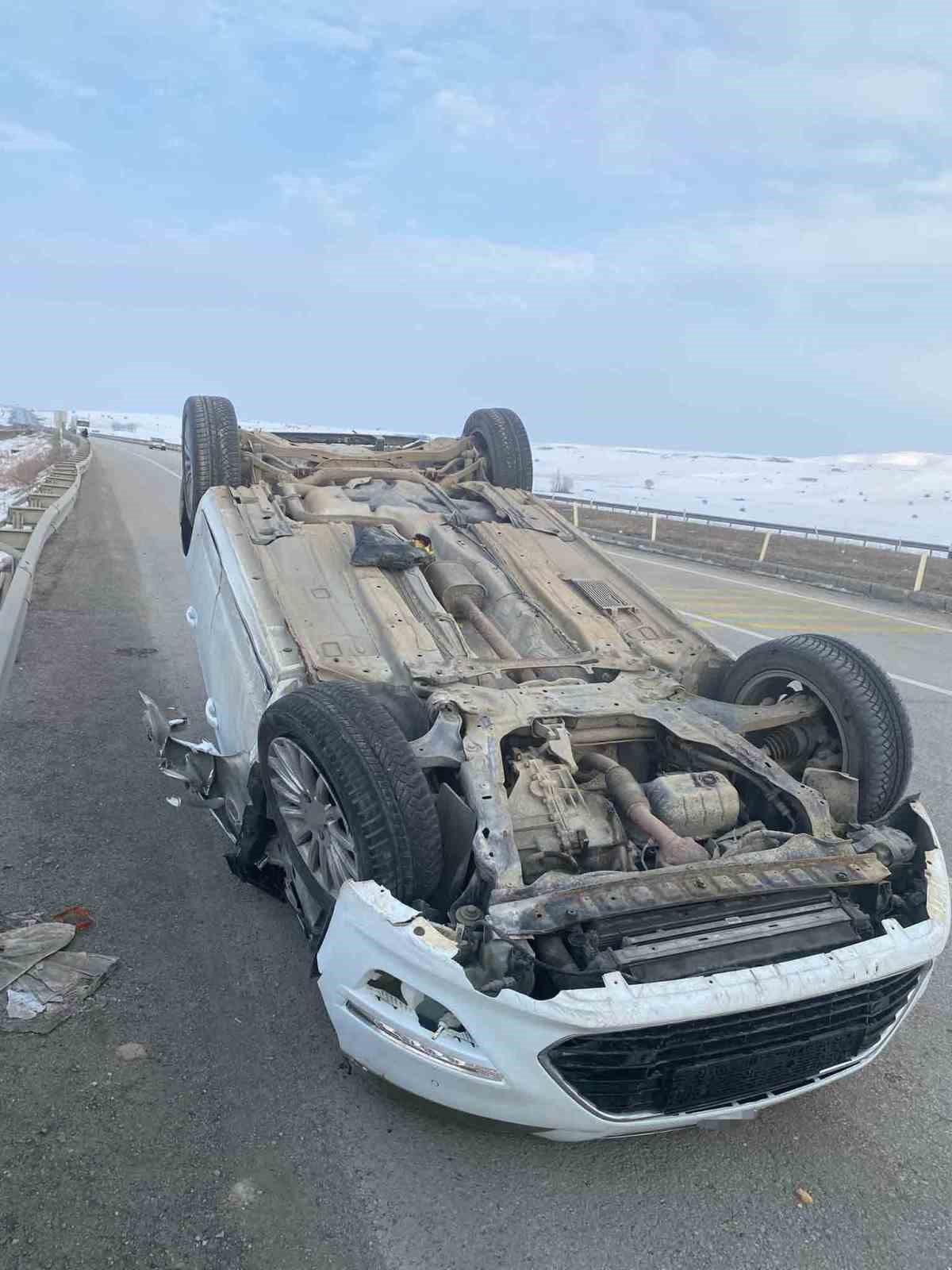 Aşkale’de trafik kazası: Otomobil takla attı, 2 kişi yaralandı
