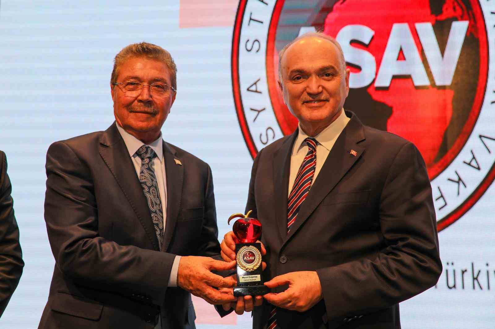 Başkan Özlü’ye ‘Kızıl Elma’ Ödülü