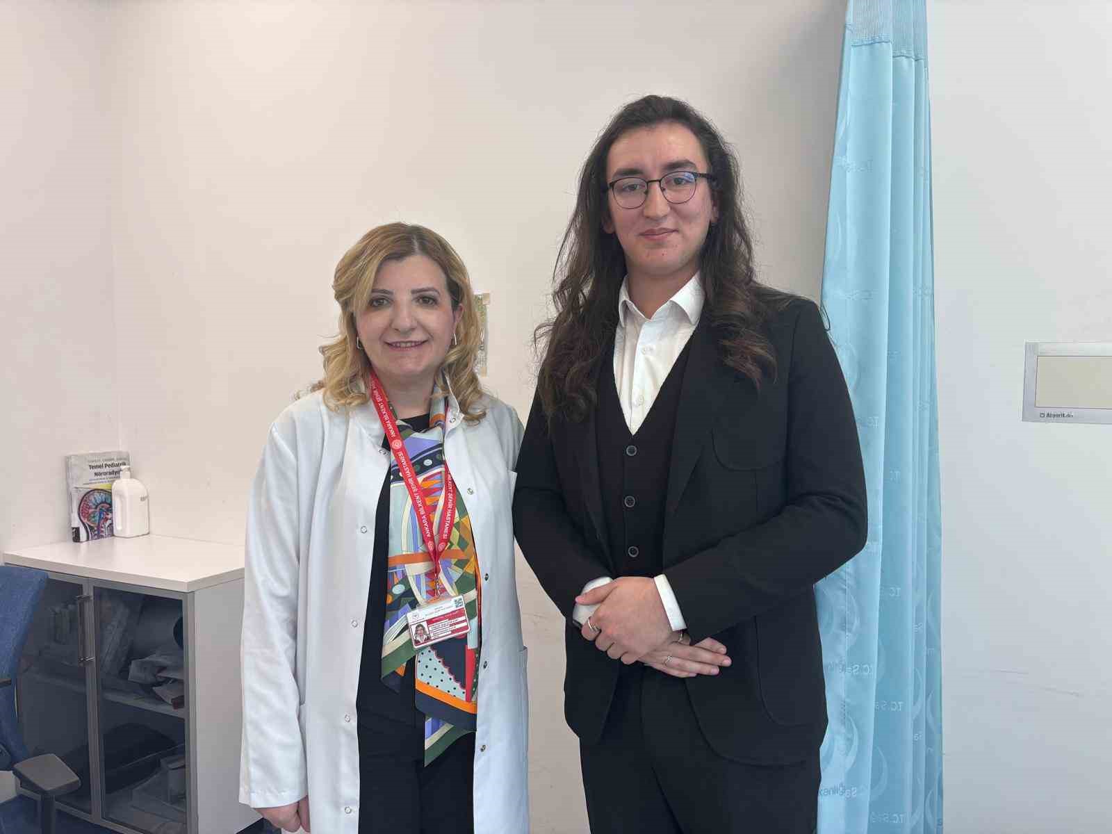 Görme kaybı yaşarken ders çalıştı, şimdi doktorlarıyla meslektaş olmayı hedefliyor