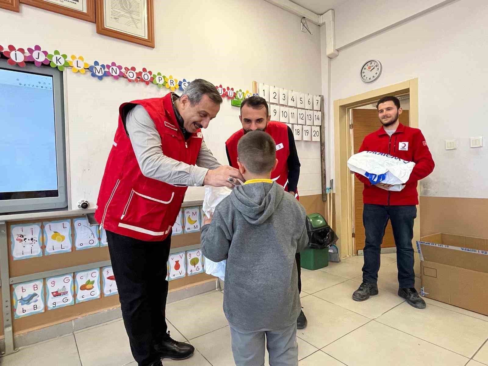 Kastamonu’da 6 bin 400 öğrencinin yüzü bayramlık kıyafetle güldürüldü