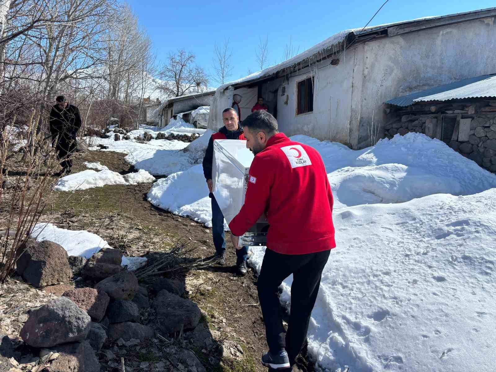 Türk Kızılayı Muradiye gönüllüleri, yalnız yaşayan yaşlı bir vatandaşa buzdolabı desteğinde bulundu