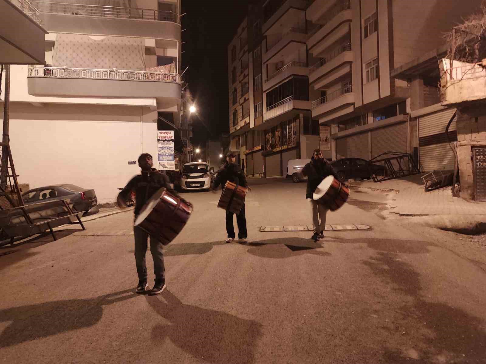 Diyarbakır’da 40 yıldır halay davulu çalarak sahura uyandırıyorlar