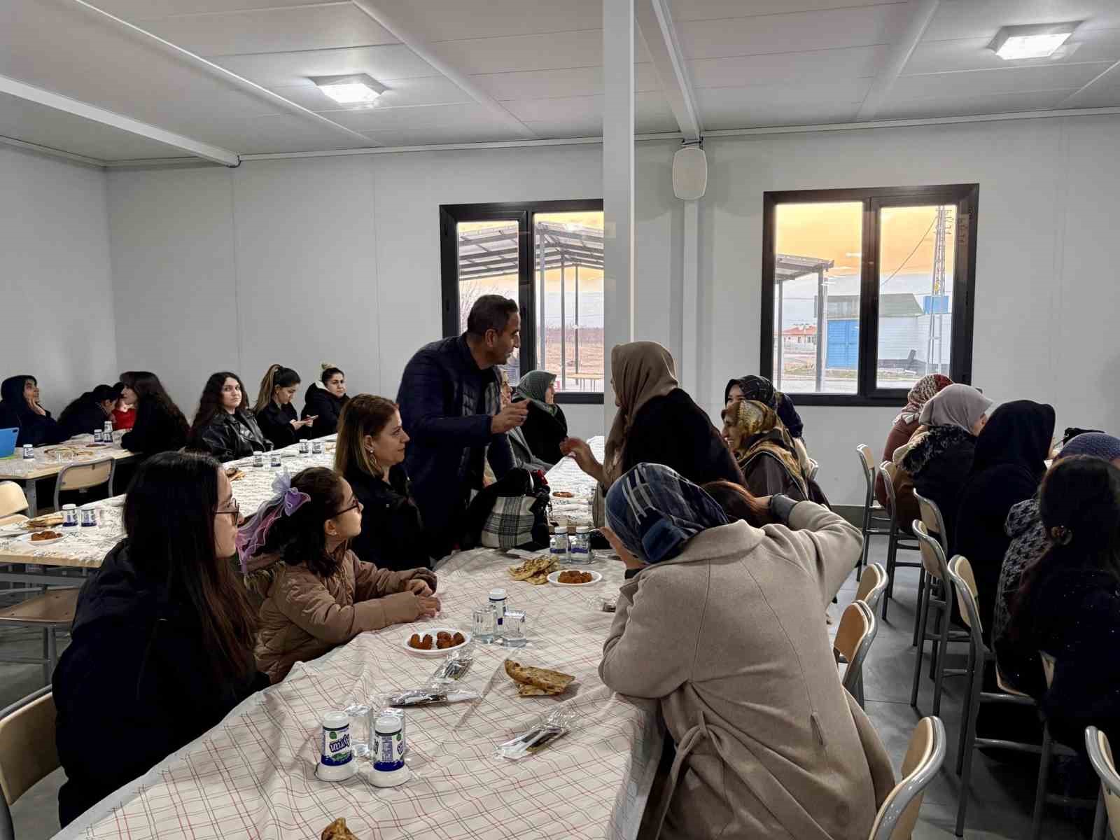 Başkan Ulutaş, iftarda vatandaşlarla bir araya geldi