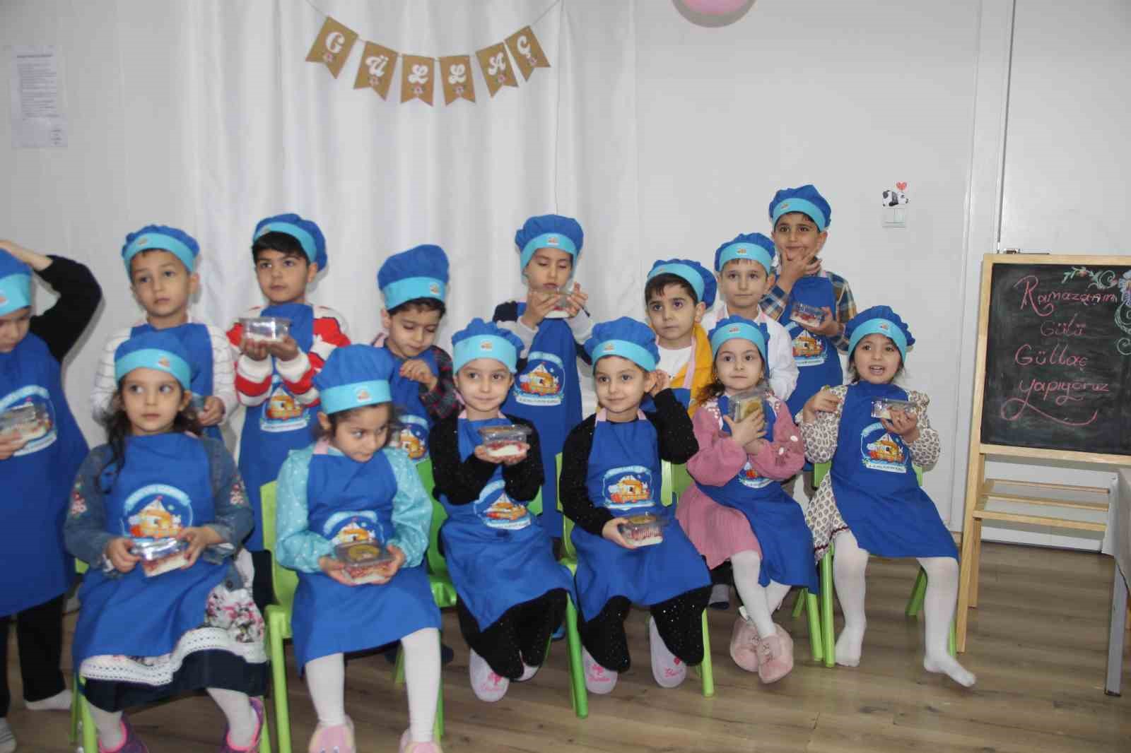 Kur’an kursu öğrenciler ailelerine güllaç hazırladı