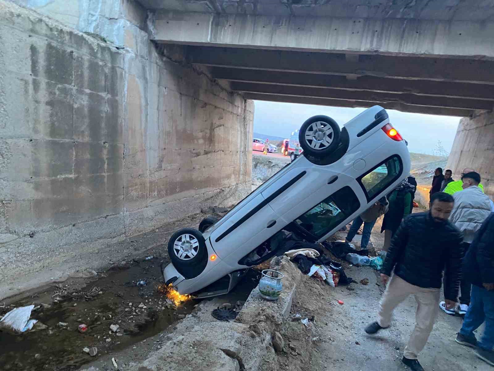 Kırıkkale’de otomobil köprü boşluğuna devrildi: 4 yaralı