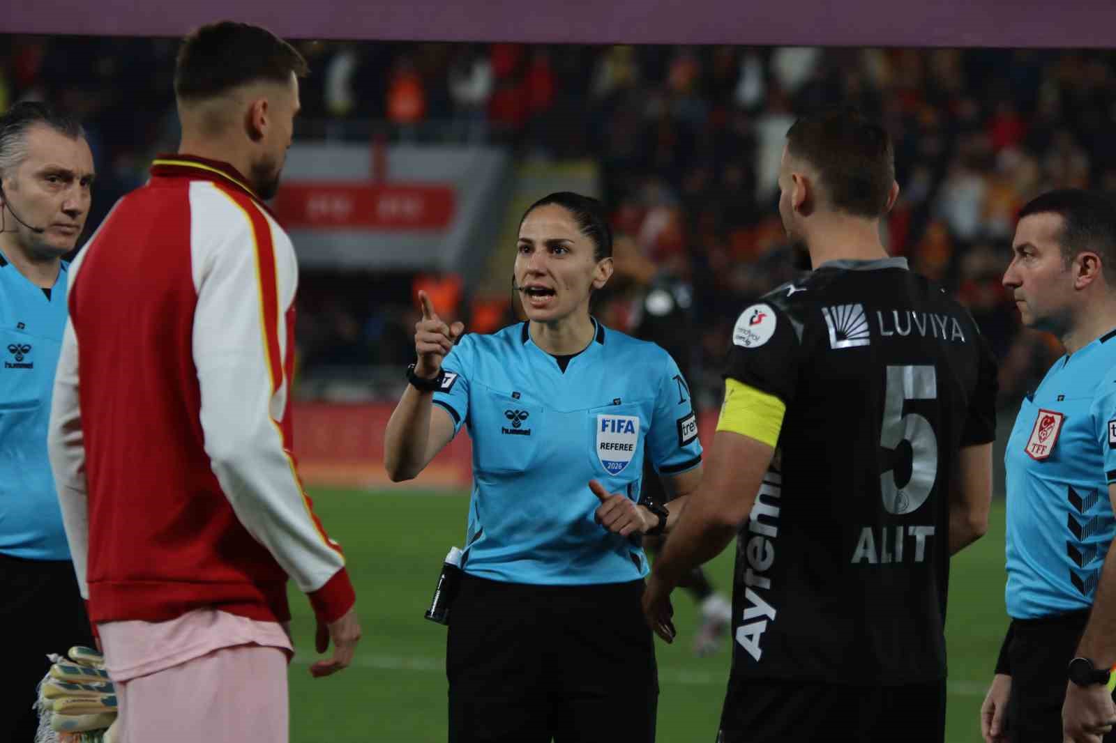 Süper Lig’de 22 yıl sonra kadın hakem düdük çaldı