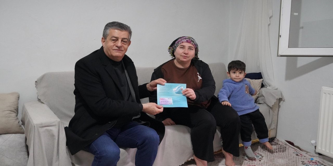 Başkan Yarka kapı kapı dolaştı, sosyal kartları bizzat teslim etti