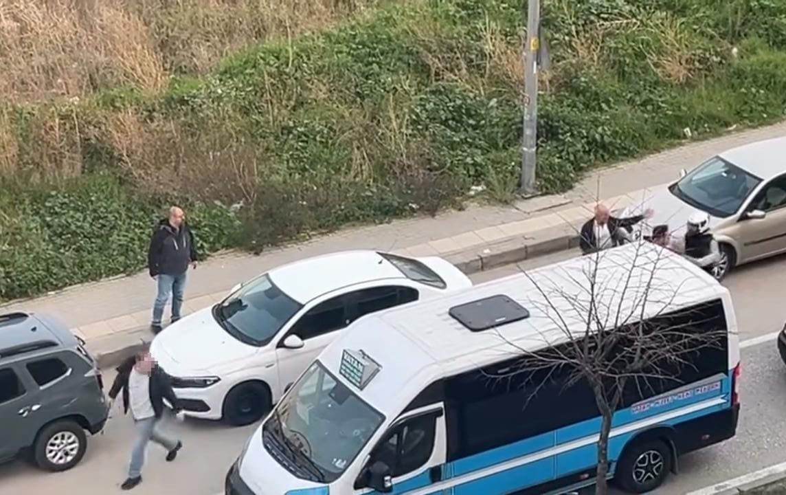 Otomobil sürücüsü motosikletliye copla saldırdı