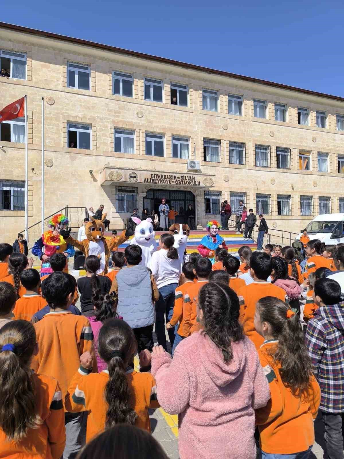 Silvan Anadolu Lisesinden yetim ve köy çocuklarına bayram harçlığı