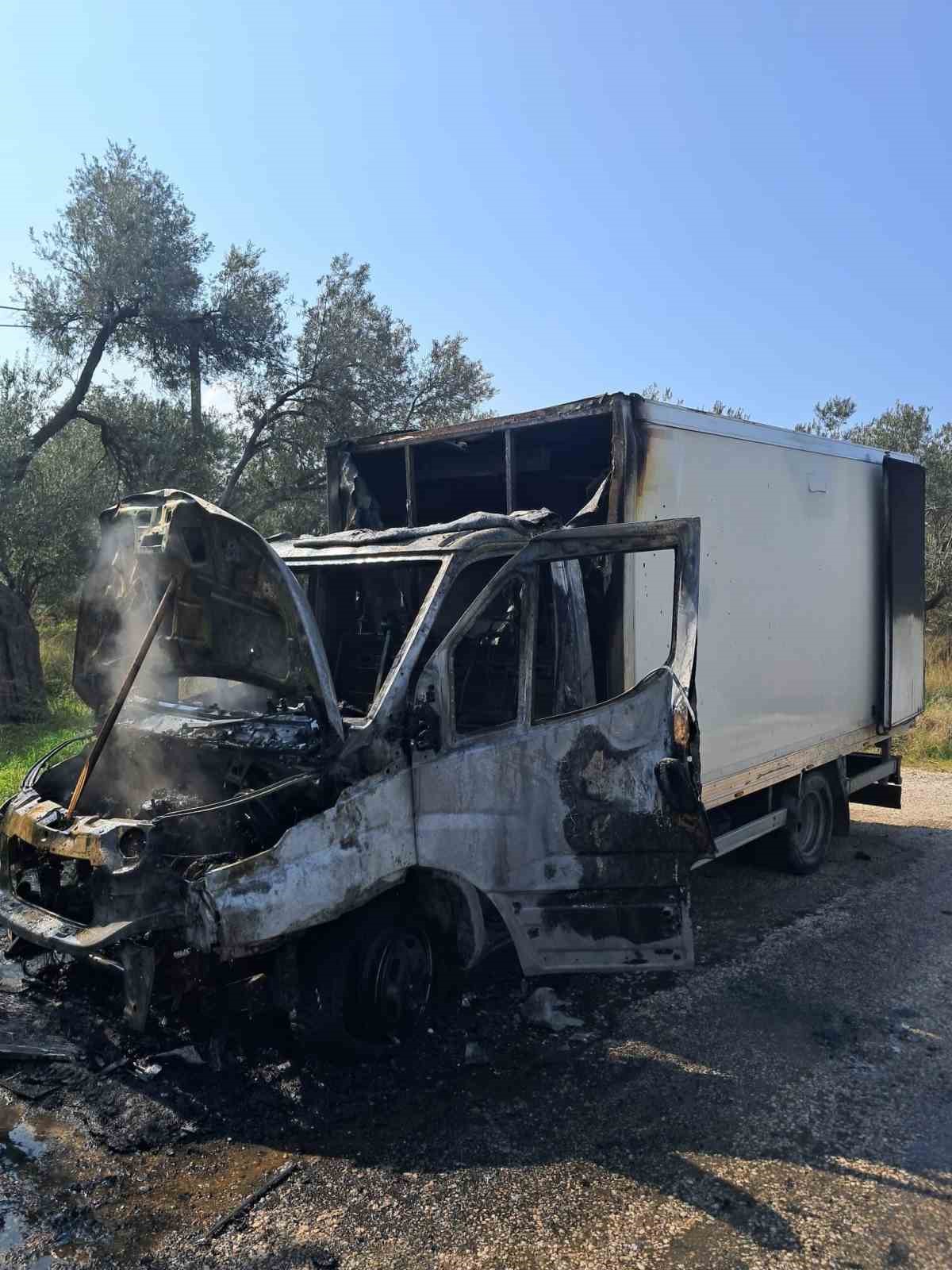 Ayvacık’ta kamyonet yangını