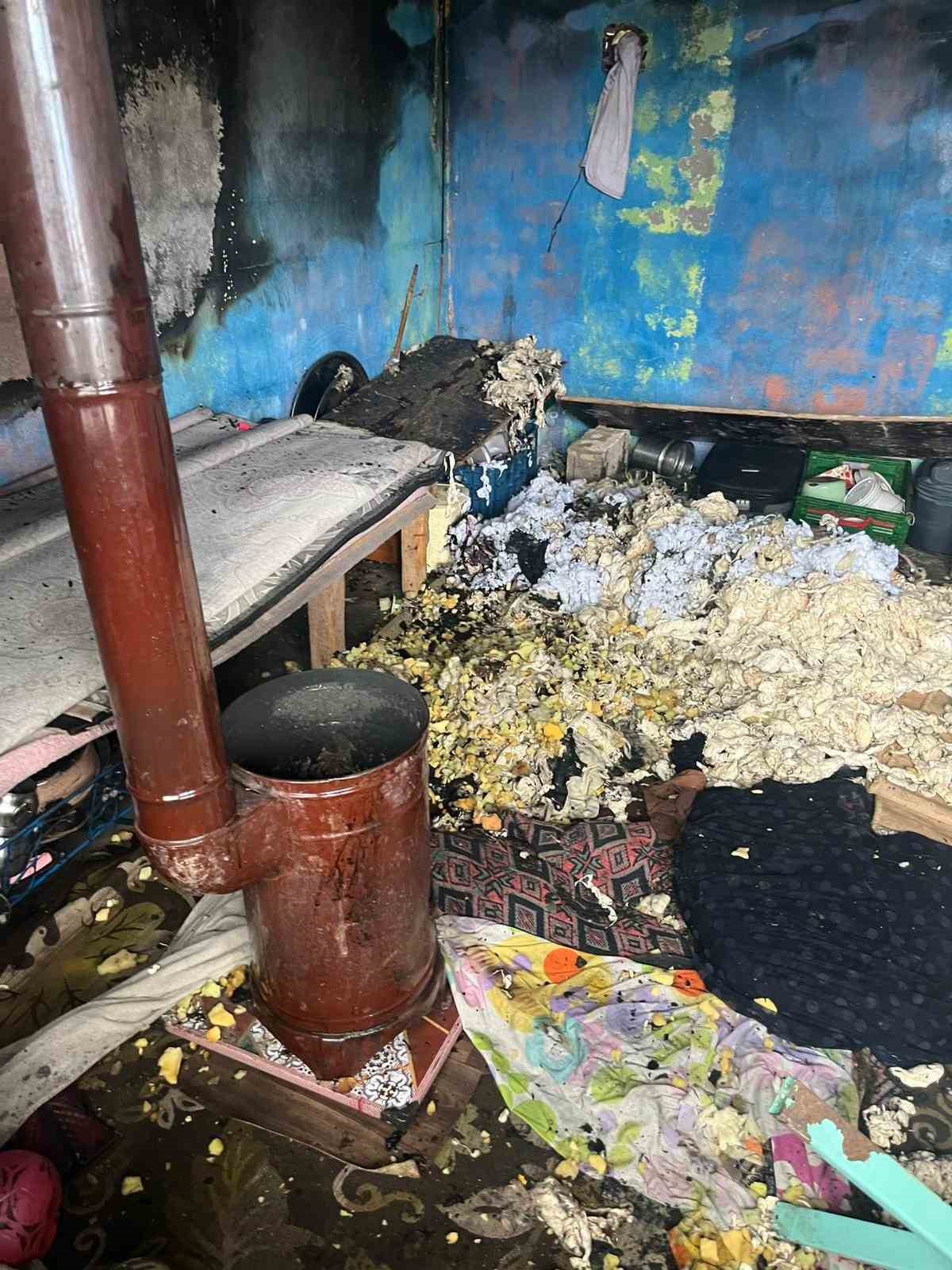 Sobadan sıçrayan kıvılcımlar evi ve çadırı alevlere teslim etti