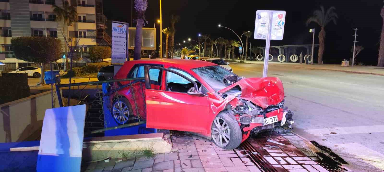 Alanya’da iki otomobil çarpıştı: 3 yaralı