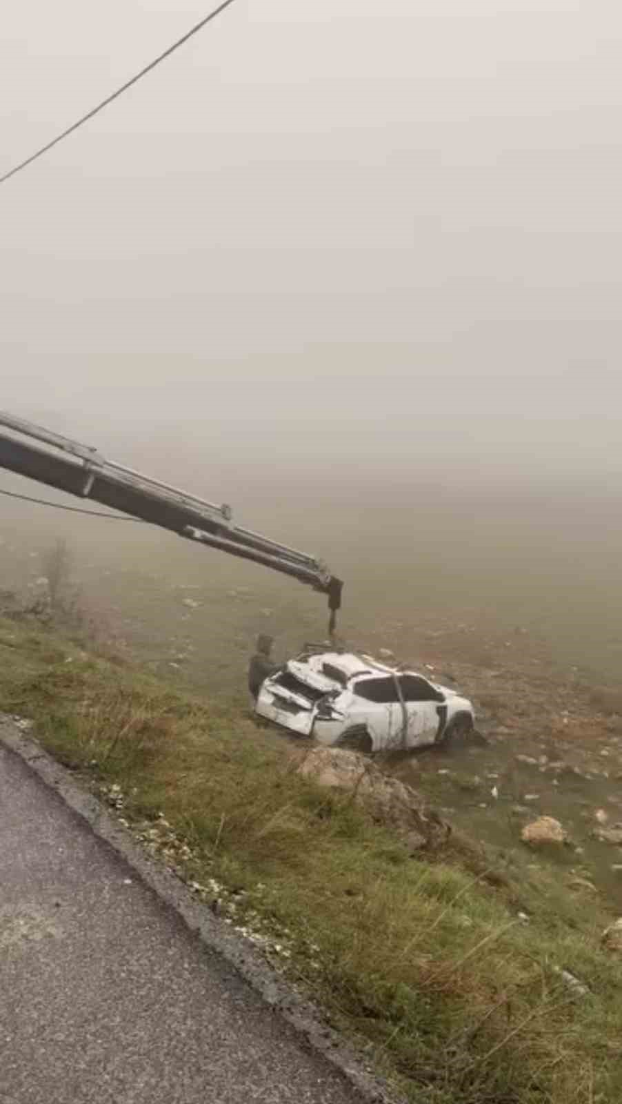 Mardin’de yol kenarına devrilen otomobilin sürücüsü yaralandı