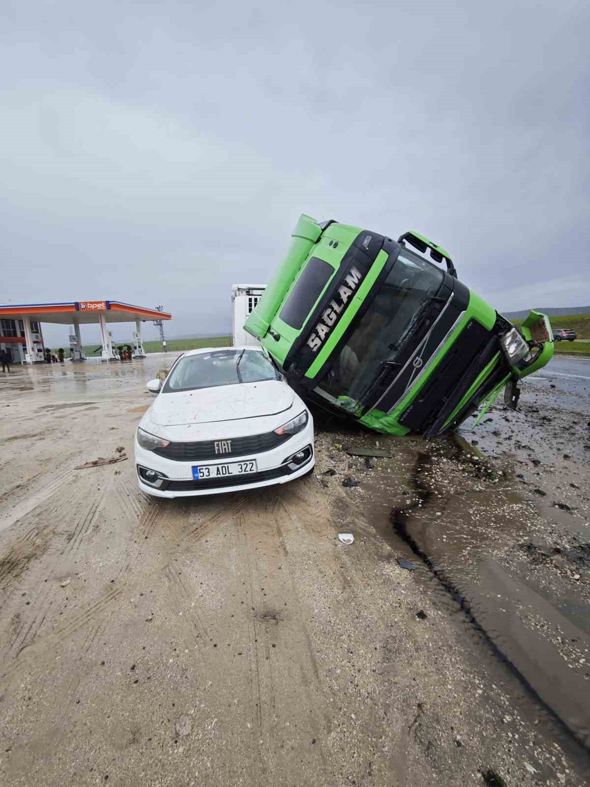Tır otomobilin üstüne devrildi