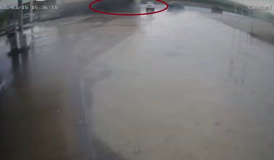 Tırın otomobilin üstüne devrildiği anlar kamerada