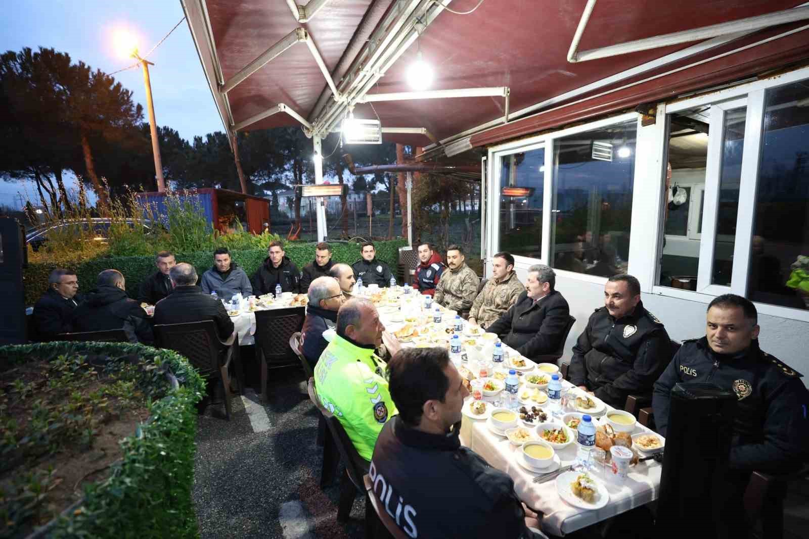 Vali Tavlı polis uygulama noktasında emniyet personeliyle iftar yaptı