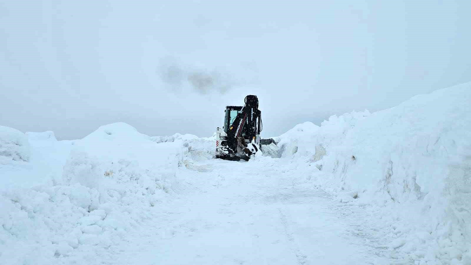 Süphan Dağı tırmanışına tipi ve kar engeli