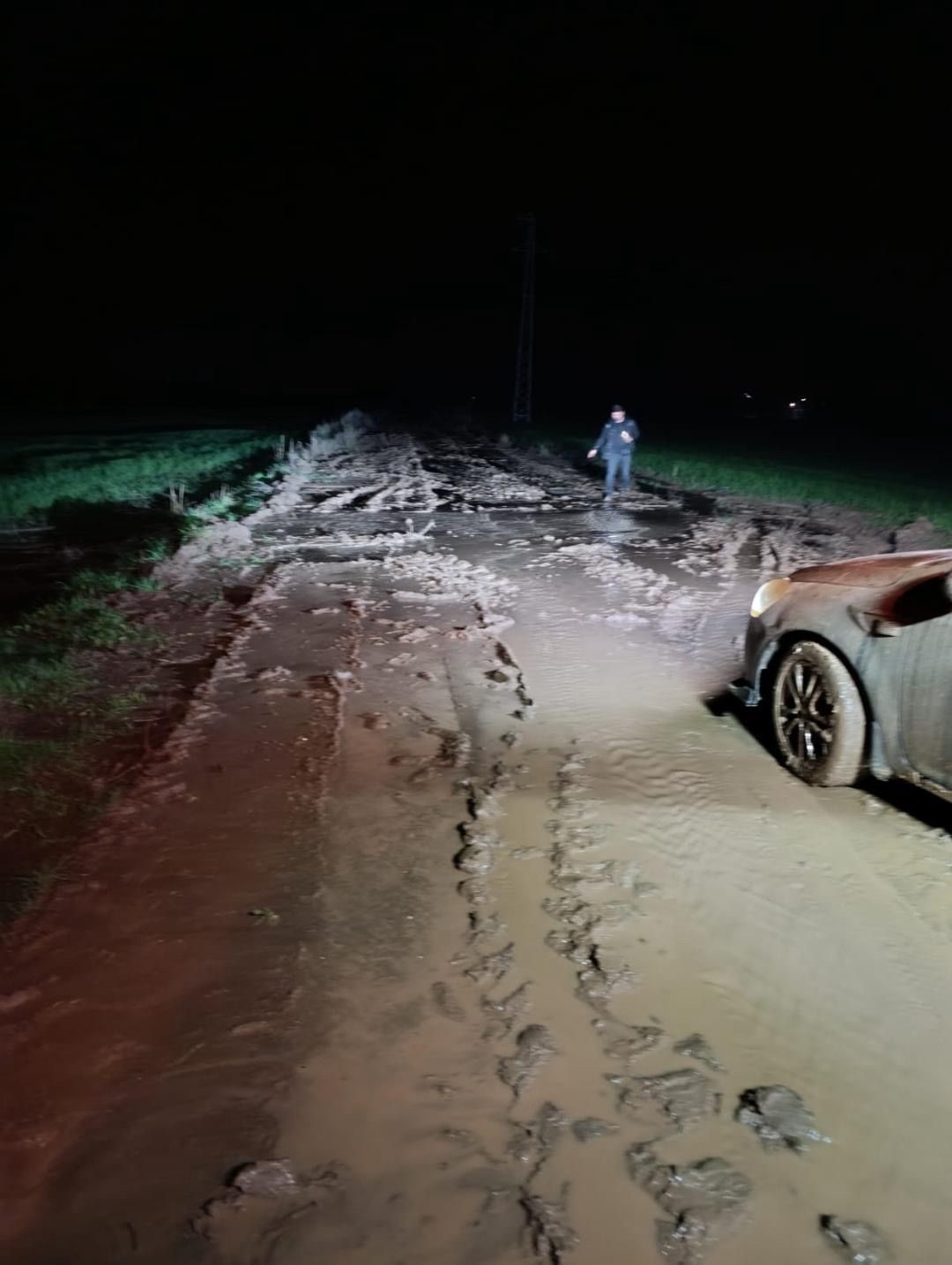 Kurtalan’da otomobil çamura saplandı