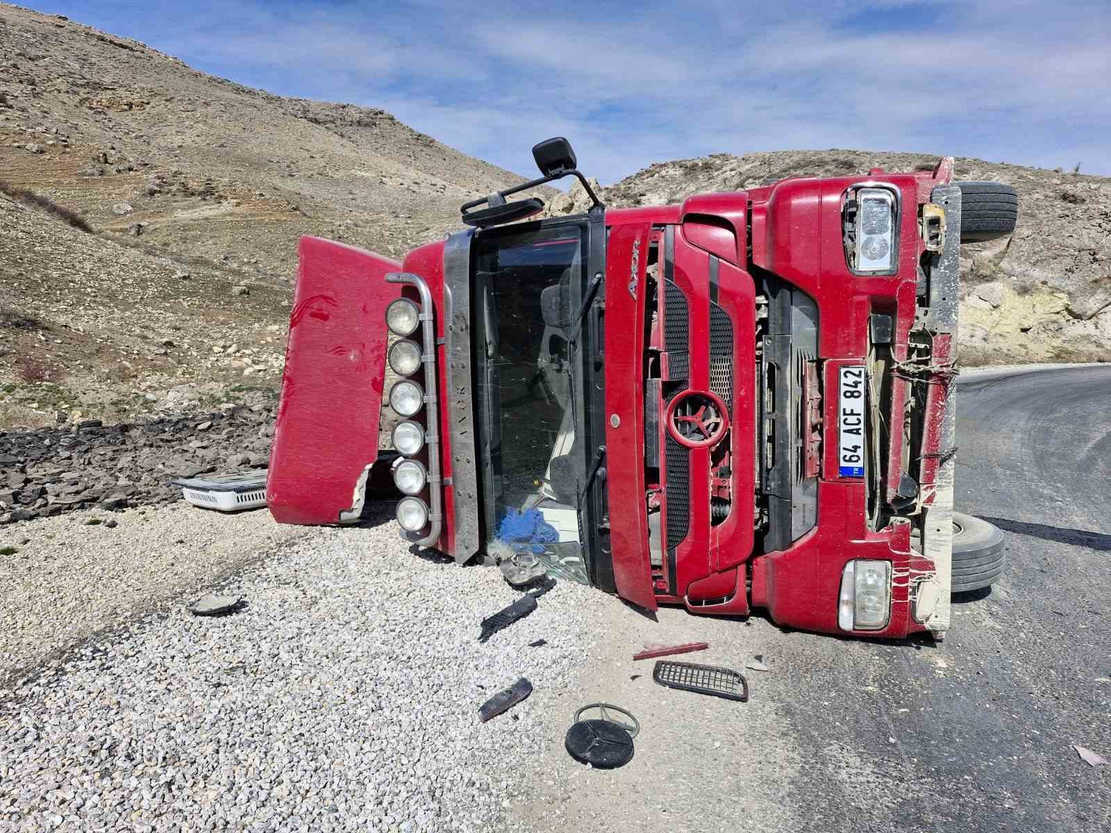 Kömür yüklü tır devrildi 1 kişi yaralandı