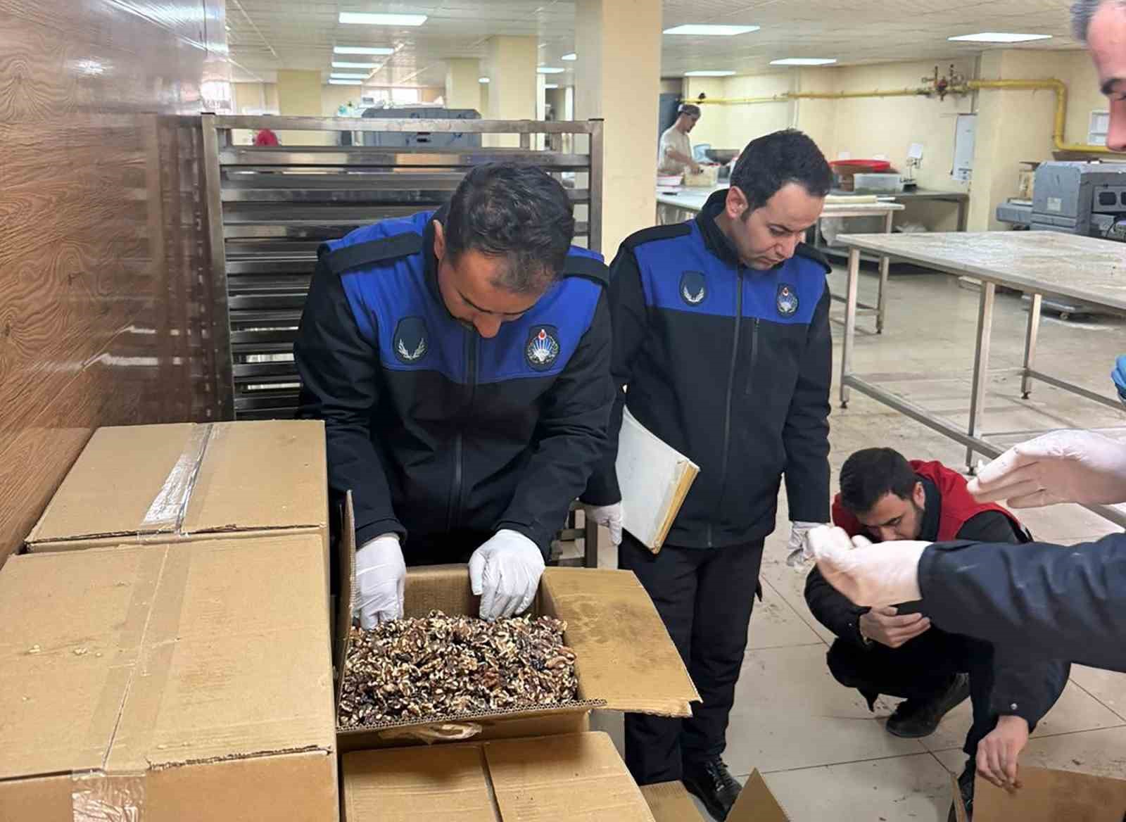 Haliliye’de 180 kilogram küflenmiş ceviz ele geçirildi